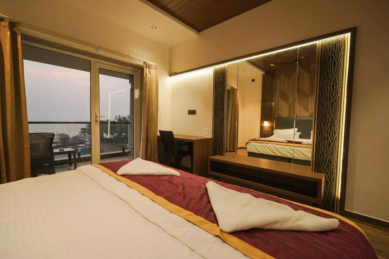 Suite Room with Pool View room photo